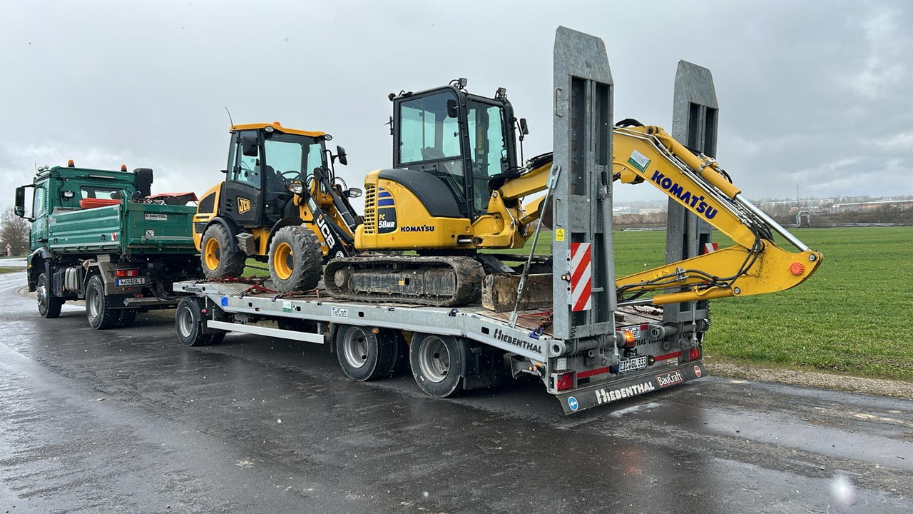 Bagger und Radlader auf Tieflader beim Baumaschinentransport